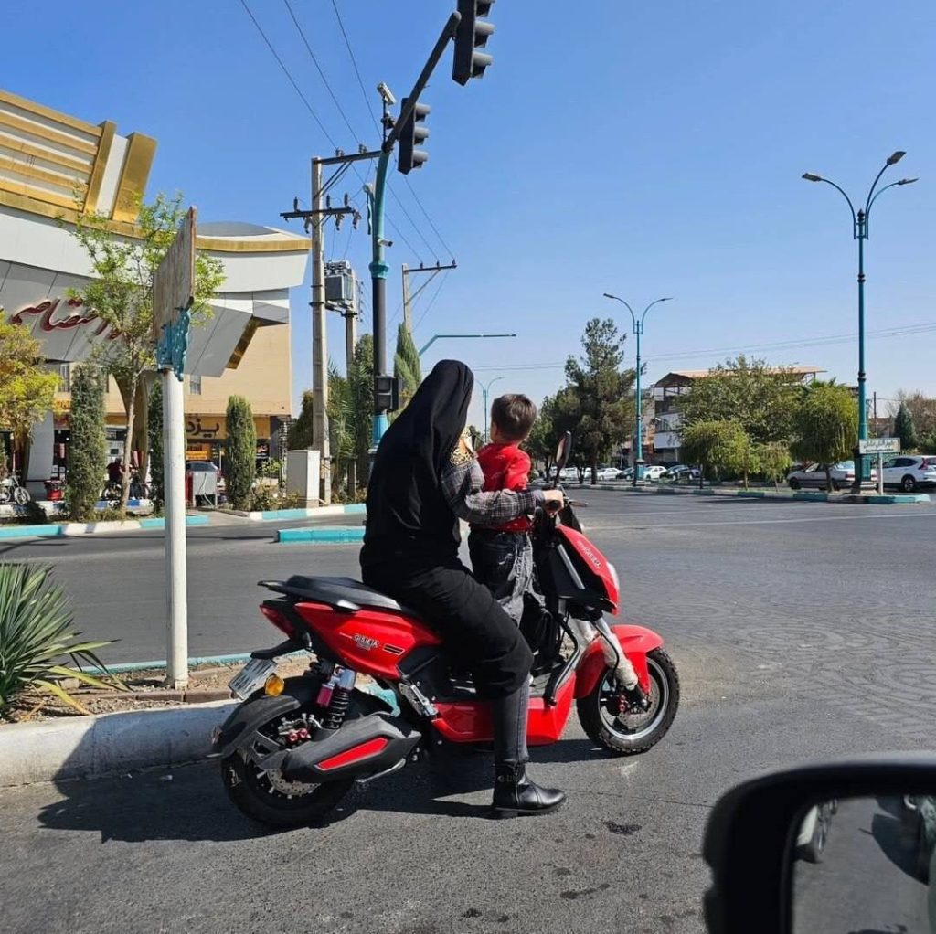 موتور سواری یک زن چادری/ عکس