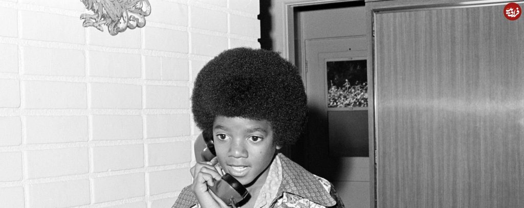 مایکل جکسون در حال صحبت با تلفن