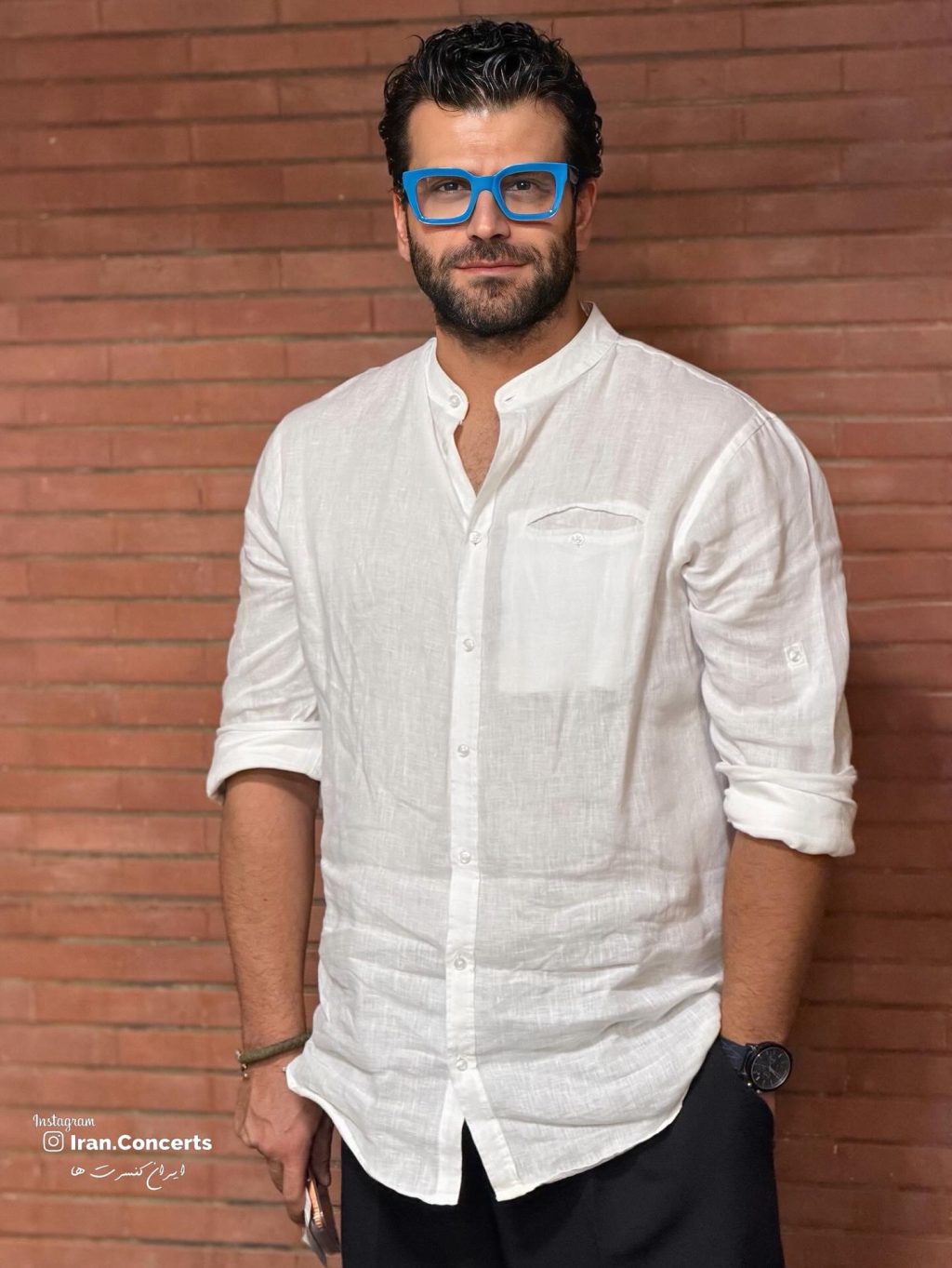 روزبه حصاری از استایل لاکچری اش در تماشای تئاتر شب رونمایی کرد | تیپ خاص جواد بچه مهندس در یک شب نشینی