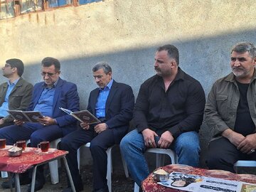 ژست احمدی نژاد در مراسم ختم خواهر مشایی