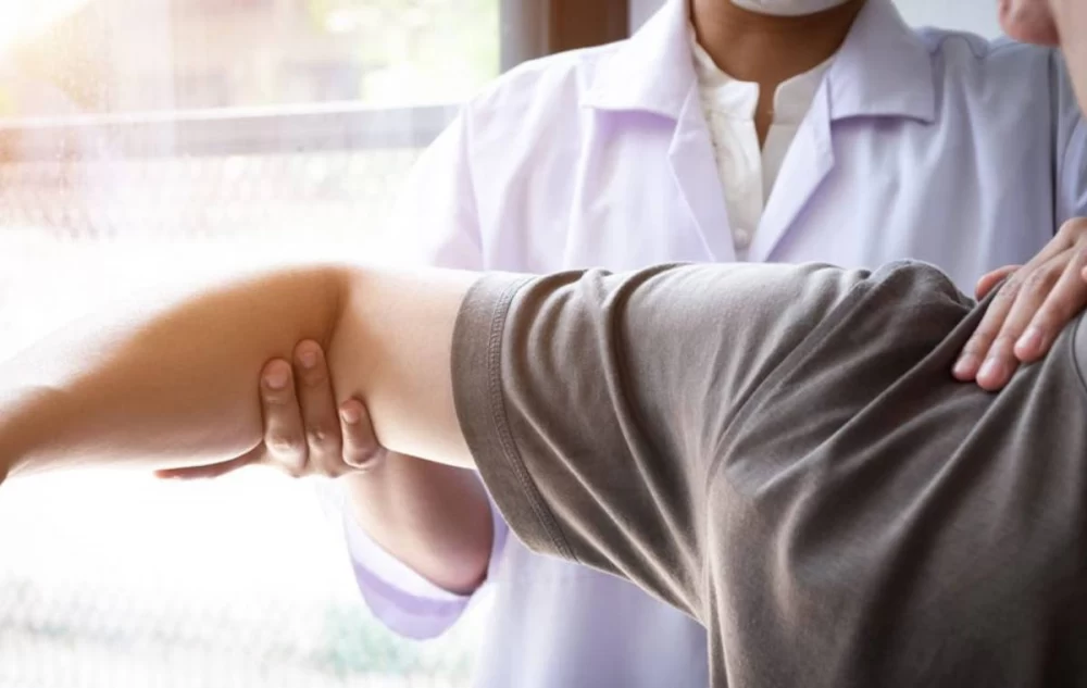 نشانه کشیدگی عضله بازو