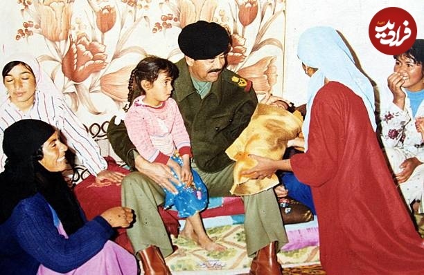 صدام حسین در دیدار یک خانواده کشاورز در موصل عراق + عکس