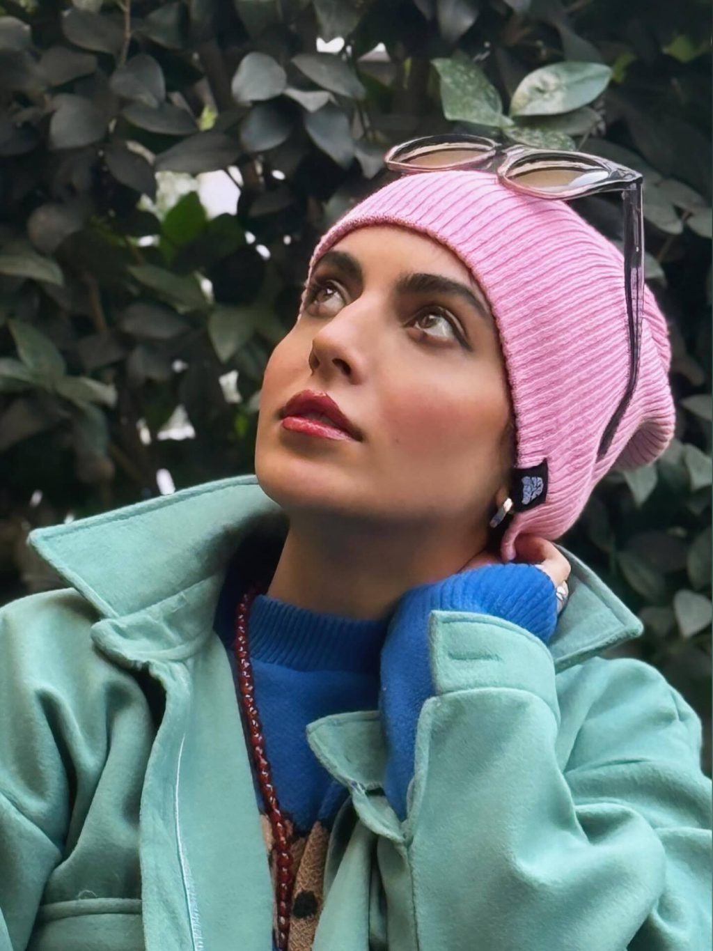 بازیگر سریال آنام با کلاه باربی