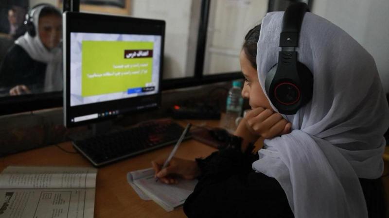 آموزش آنلاین؛ تنها گزینه ادامه تحصیل دختران در افغانستان با اینترنت اندک