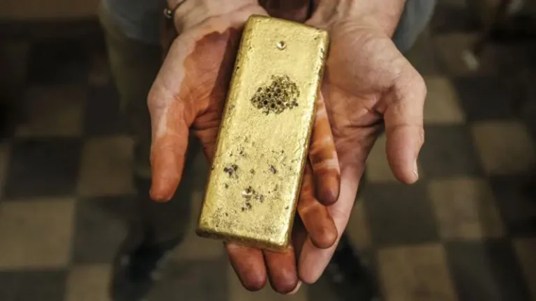Russia's Midas Touch: Gold Reserves Soar Past $400 Billion for First Time