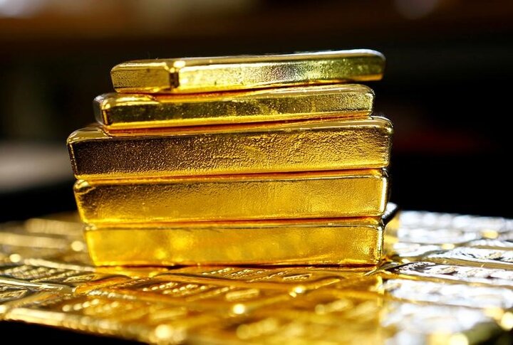 Global Gold Prices Dip Amidst Shifting Markets