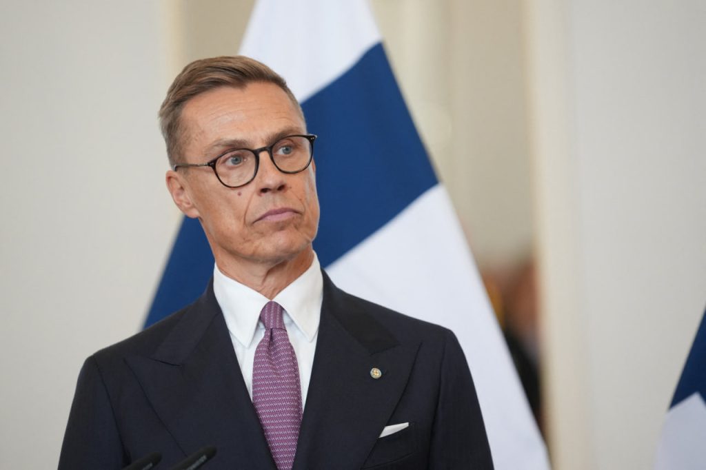 Finland's President: Iran Holds "Many Cards" in Strait of Hormuz Control